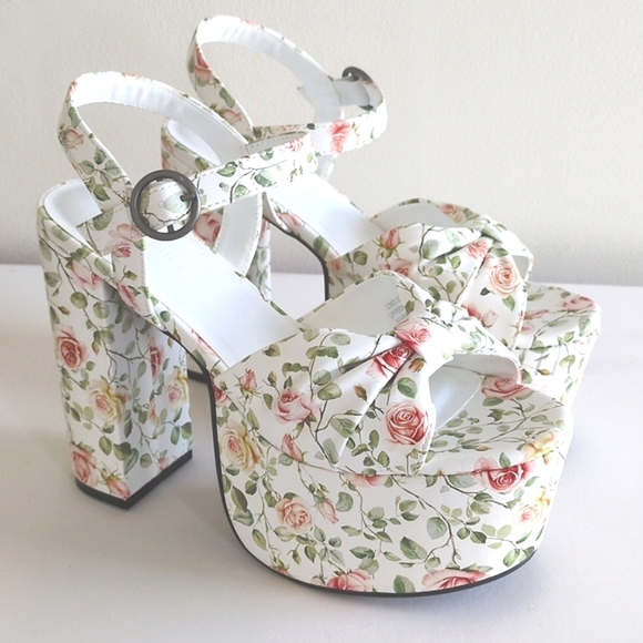 Love At Evey Corner Platforms - Picture 2 of 7